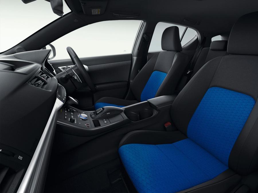  Lexus CT200h F-Sport 2011 года  (JP) (фото 2 из 5)